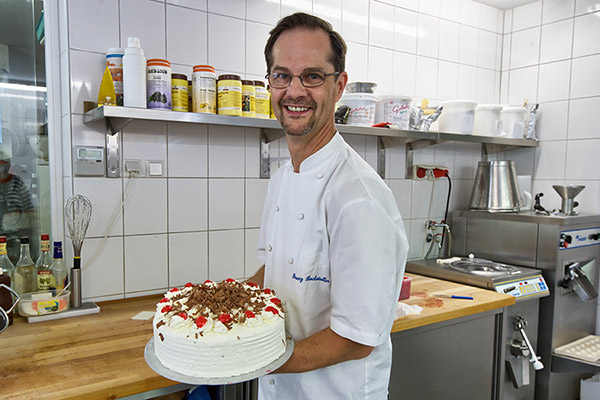 Der Chef mit einer leckeren Schwarzwälder Kirschtorte