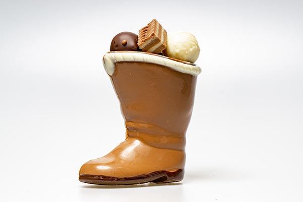 Mit Pralinen gefüllter Schokoladenstiefel